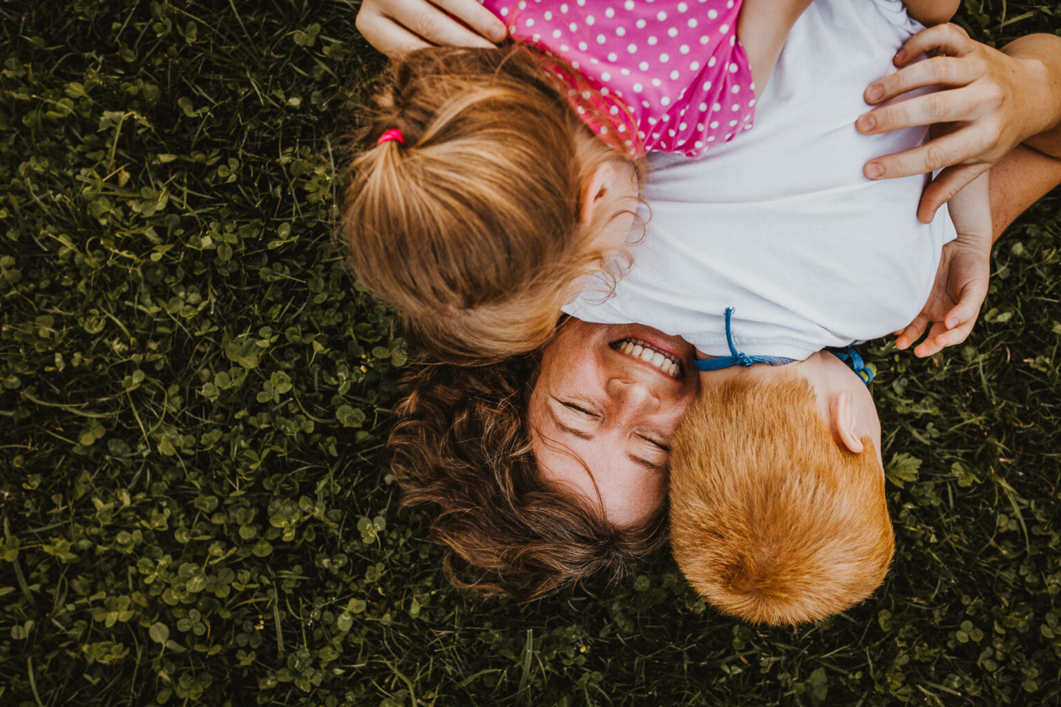 dziecko-z-mama-na-trawie